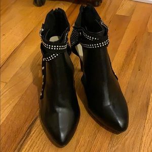 Nwot ankle boots with pearls on them